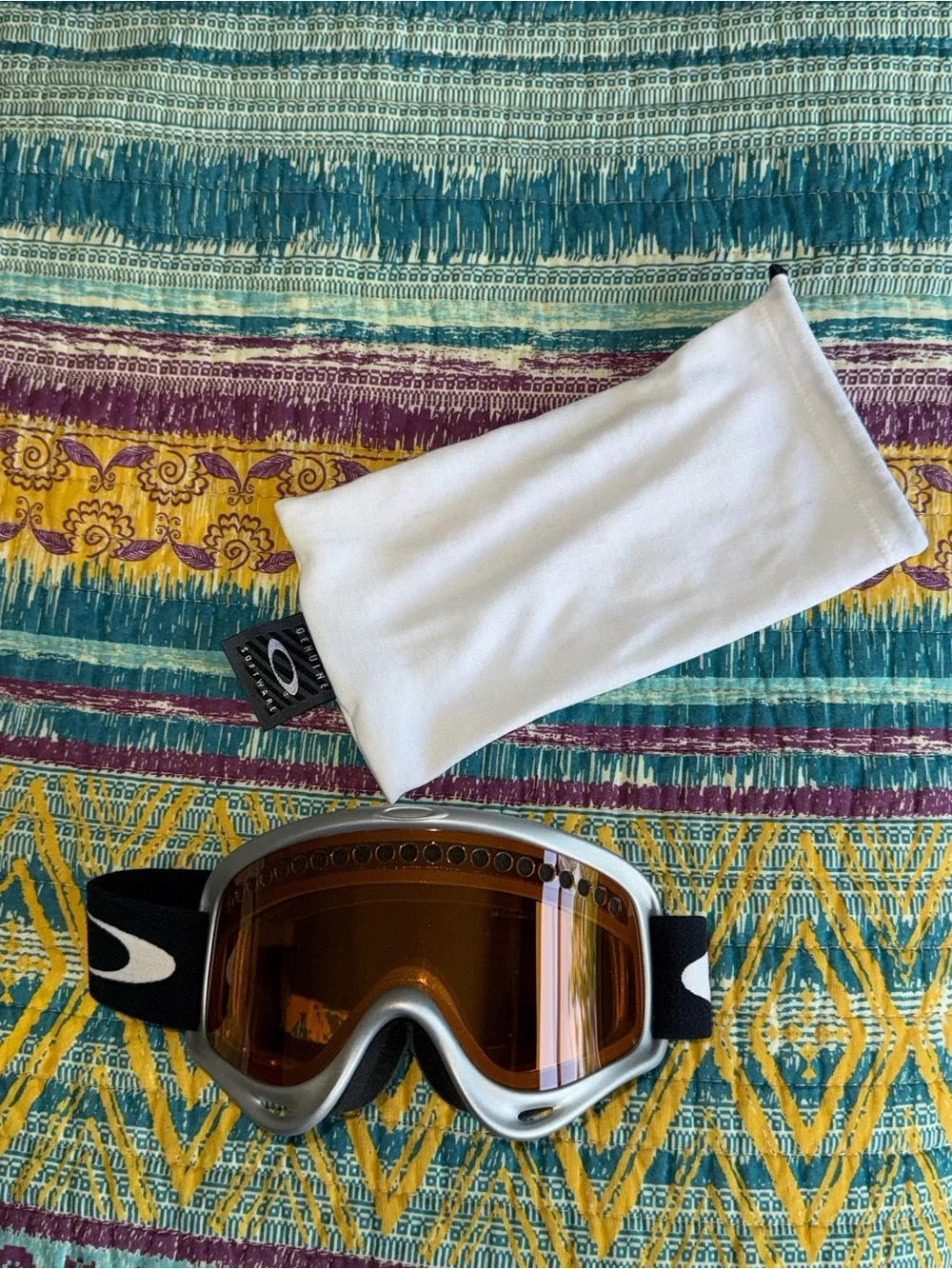 Oakley Silver Frame Ski Goggles with Amber Lens and Black Adjustable Strap